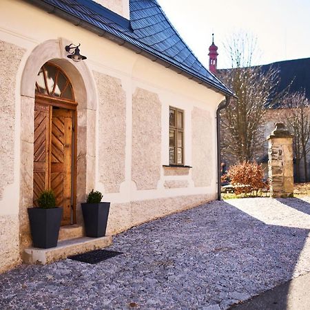 Baroque Chaplain House Kaplanka 1796 A. D. - Historical Luxury Apts In Bohemian Paradise Zelezny Brod Екстериор снимка