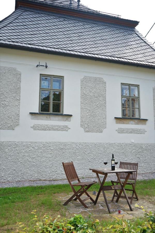 Baroque Chaplain House Kaplanka 1796 A. D. - Historical Luxury Apts In Bohemian Paradise Zelezny Brod Екстериор снимка