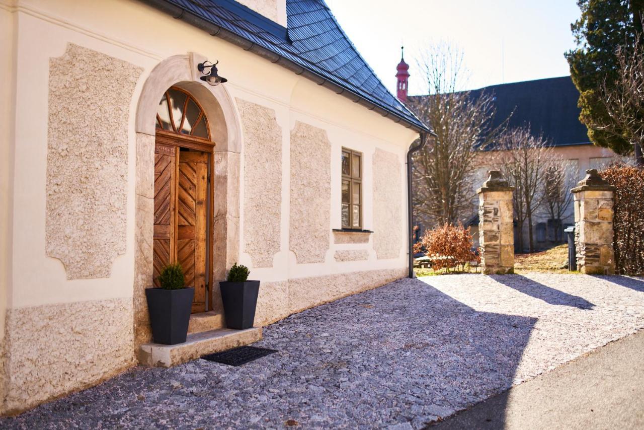 Baroque Chaplain House Kaplanka 1796 A. D. - Historical Luxury Apts In Bohemian Paradise Zelezny Brod Екстериор снимка